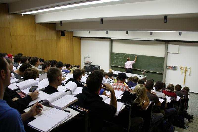 Mit Potenzen, Wurzeln und Logarithmen stimmen sich derzeit 107 Studienanfänger bei dem Brückenkurs Mathematik des Zentrums für Weiterbildung und Wissensmanagement (ZWW) - eine Einrichtung der Fachhochschule - auf ihr Studium ein. Behilflich ist ihnen unter anderem Professor Dr. Ulrich Briem