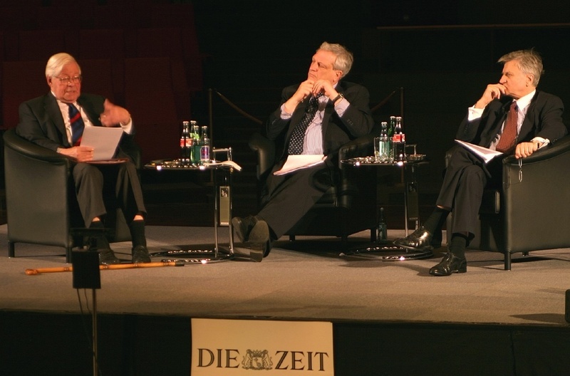 Finanzmarktforum in der RUB (v. l.): Helmut Schmidt, Moderator Josef Joffe (Die Zeit), Jean-Claude Trichet