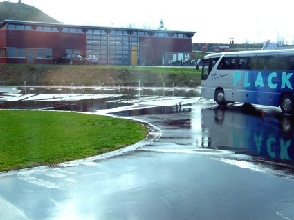 Reisebus beim Aquaplaning-Test