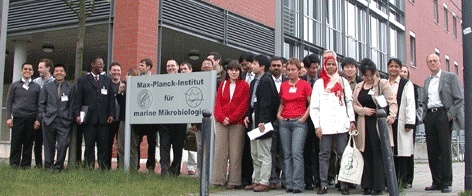 In Bremen schien zum Glück die Sonne. Direktor Prof. Dr. Rudolf Amann (rechts) begrüßte die Gäste.