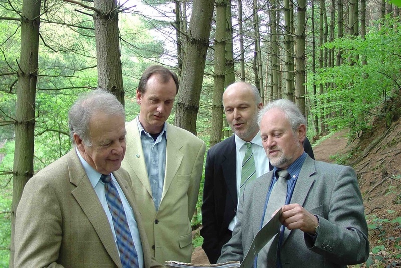 Erforschen Wald im Ruhrgebiet (v. l.): Dr. B. Hermans (Bistum Essen), G. Naendrup (Schutzgemeinschaft Deutscher Wald, NRW), Prof. Dr. A. Schulte (Wald-Zentrum Uni Münster), J. Wipf (Kommunalverband Ruhrgebiet)