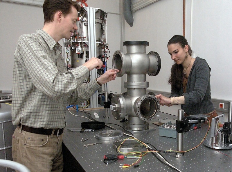 Anja Zimmer und Dr. Sandor Nietzsche montieren Testaufbauten im neuen Labor "Kryogene Gütemessungen" des Jenaer Sonderforschungsbereichs "Gravitationswellenastronomie". (Foto: Scheere)