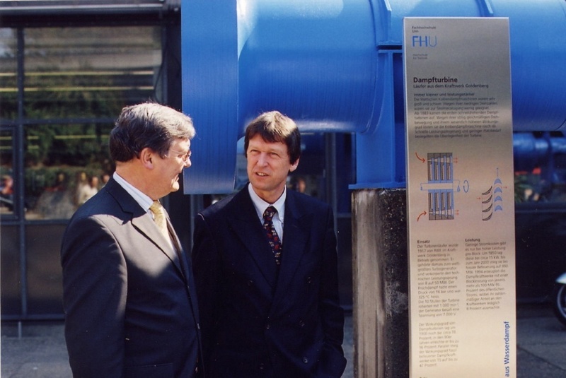 Dr. Manfried Lasch (links) als Vertreter des RWE-Konzerns, der die Restaurierung des Turbinenläufers finanzierte, im Gespräch mit dem Rektor der Fachhochschule Ulm, Professor Dr. Achim Bubenzer, bei der Einweihung des Technikmonuments.