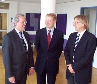 Der oberste Beamte des bayerischen Staatsministeriums für Wissenschaft, Forschung und Kunst, Ministerialdirigent Ulrich Wilhelm, eingerahmt von Universitätspräsident Professor Helmut Ruppert (links) und Kanzler Dr. Ekkehard Beck