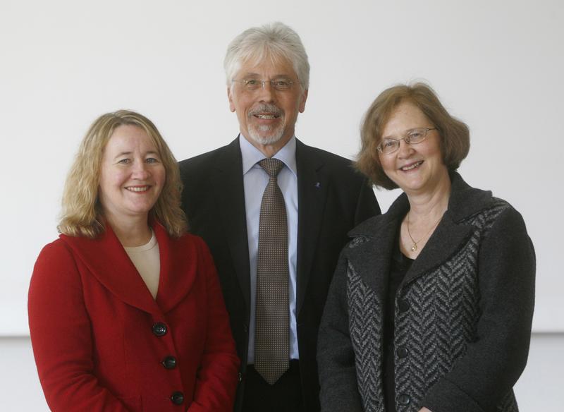 Die diesjährigen Nobelpreisträgerinnen für Medizin, Carol Greider (links) und Elizabeth Blackburn, mit Werner Müller-Esterl, Präsident der Goethe-Universität, anlässlich der Verleihung des Paul Ehrlich-Preises im März 2009.