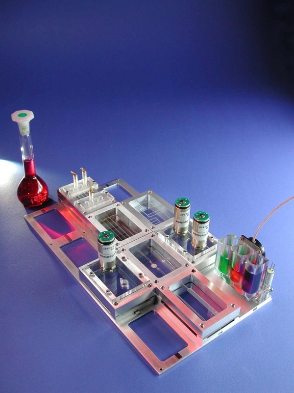 "Chip-Based-Lab": Dank eines mikrofluidischen Systems und einer miniaturisierten Temperiereinheit können mit dem als "Baukasten" konzipierten System reproduzierbare Polymerase-Kettenreaktionen (PCR) in weniger als fünf Minuten umgesetzt werden.