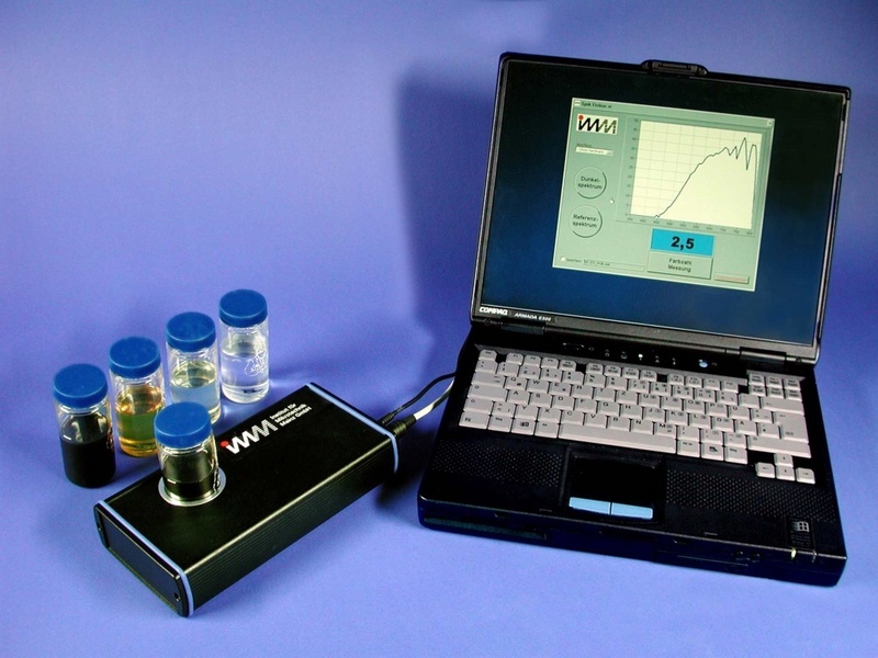 Das Farbzahlmessgerät WaveCheck300 ist ein tragbares Analysegerät zur Farbkontrolle von Öl. Mit Hilfe einer speziellen Software kann die gesamte spektrale Information von Öl ausgewertet werden.