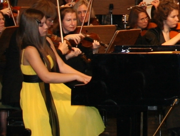 Im November 2008 war Silvia Patrù eine der Solistinnen im Konzert des Philharmonischen Orchesters des Staatstheaters Cottbus in der Neuen Bühne Senftenberg anlässlich der 8. Wissenschaftstage der Hochschule Lausitz..