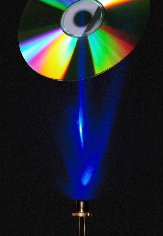 Blaue Laser stellen für optische Speichermedien eine Seite neuer Entwicklungen dar. © Fraunhofer IAF/OSRAM