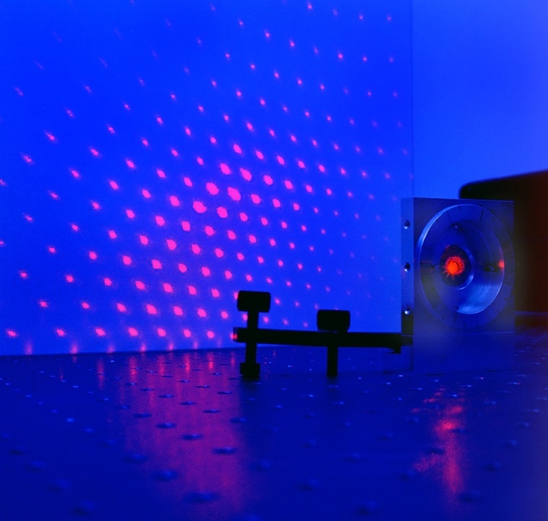 Der Sternenhimmel an der Wand entsteht, indem ein Laserstrahl vom holographische Gitter rechts gebeugt wird. © Fraunhofer IAP