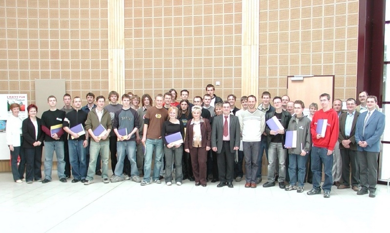 Die Teilnehrmer und Gäste der Abschlussveranstaltung der fünften Schülerakademie Informatik im Medienzentrum "Konrad Zuse". Foto: Witzmann/ FH Lausitz