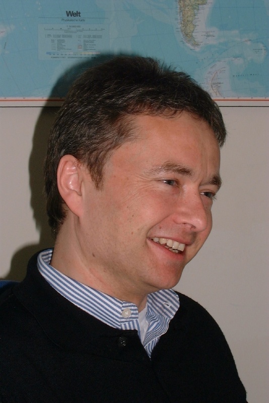 Sportökonom Prof. Dr. Bernd Frick geht mit den Besoldungsstrukturen der Fußballbundesliga scharf ins Gericht. Foto: UWH