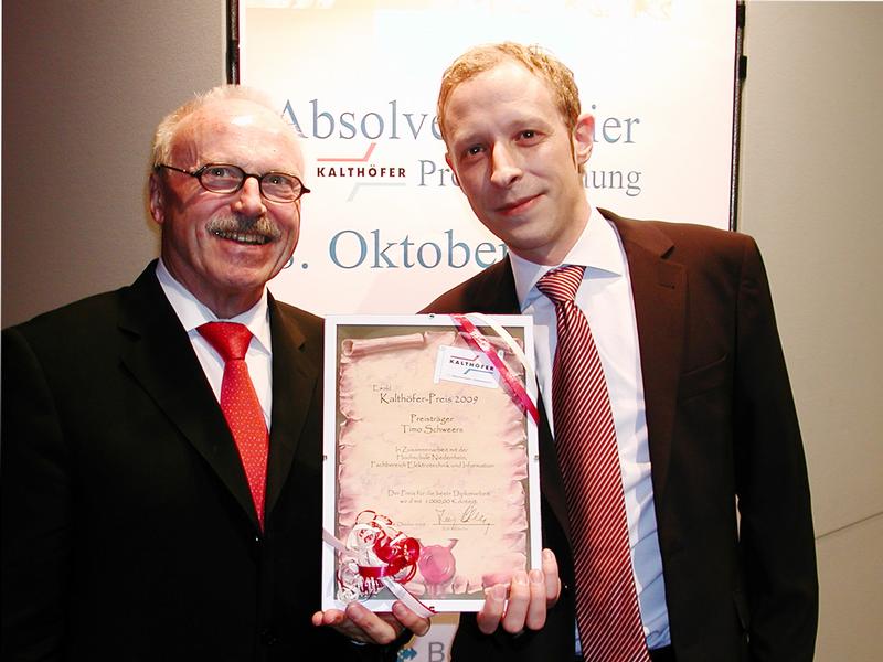 Den Ewald-Kalthöfer-Preis überreichte Rolf Kalthöfer (l.) an Diplom-Ingenieur Timo Schweers 