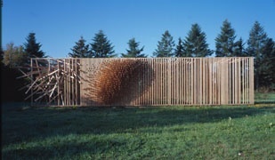 Der Stabraum ist ein Holzbau-Pavillon, der als Studentenprojekt an der FH Biberach entstand und innerhalb des Architektursommers Oberschwaben erstmals präsentiert wird