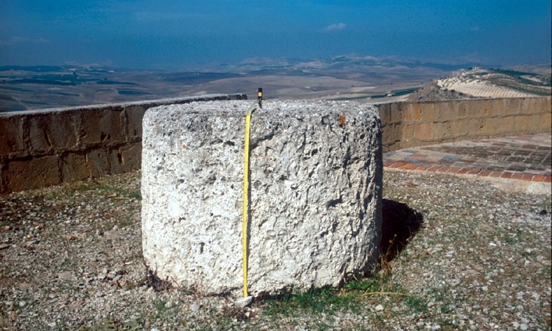 Säulentrommel: Fragment eines griechischen Sakralbaus auf Sizilien