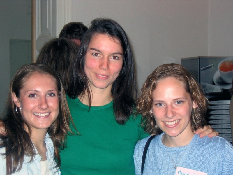 Buddy Sophie Walkner (M.) und zwei der amerikanischen Gaststudentinnen, Megan Patrick (r.) und Erica Manahan (l.), die Walkner während des Jena-Aufenthalts intensiv betreuen wird. (Foto: Burchardt/FSU)