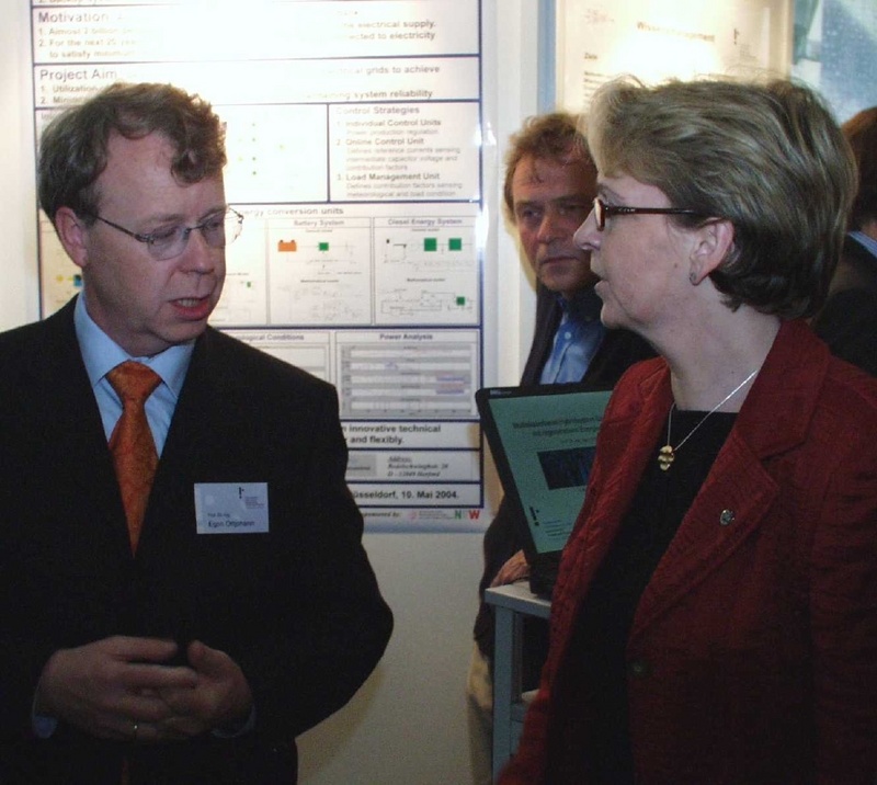 Prof. Dr. Egon Ortjohann im Gespräch mit NRW-Wissenschaftsministerin Hannelore Kraft