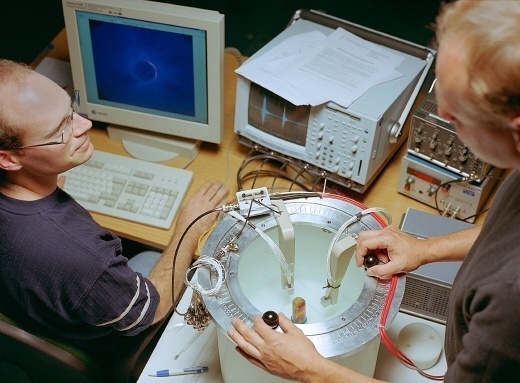 Versuchsaufbau des neuartigen Verfahrens zur Ultraschall-Computertomographie im Forschungszentrum Karlsruhe.