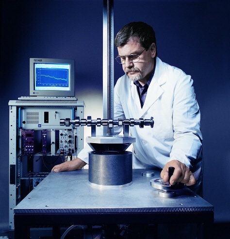 Der Verschleiß von Maschinenteilen kann durch den Abrieb radioaktiv markierter Oberflächen sehr präzise untersucht werden. Das Bild zeigt ein am Zyklotron des Forschungszentrums Karlsruhe bestrahltes Bauteil bei der Qualitätskontrolle.
