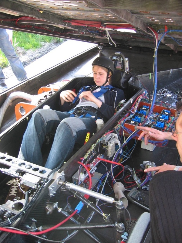 SolarCar-Pilotin Angela Lohberg schnallt sich an.