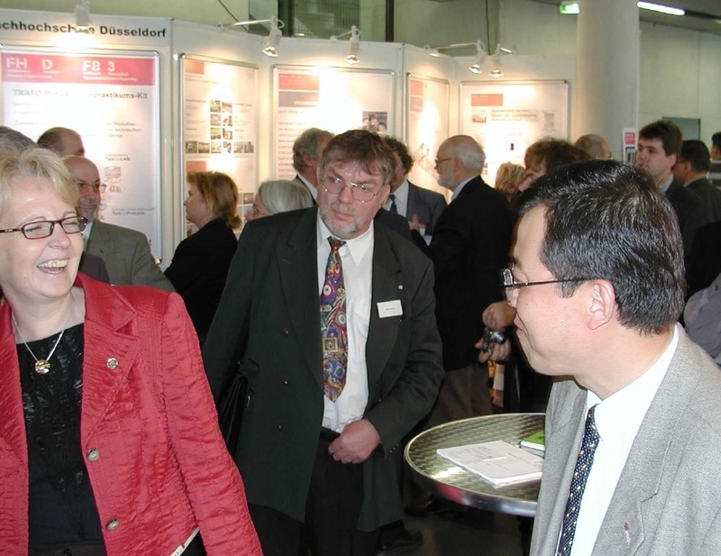 Deutsch-Chinesische Kommunikation auf dem Stand der FH-Südwestfalen: Wissenschaftsministerin Hannelore Kraft im Gespräch mit Prof. Dr. Yanbin Fan, Gastprofessor der Fachhochschule aus China