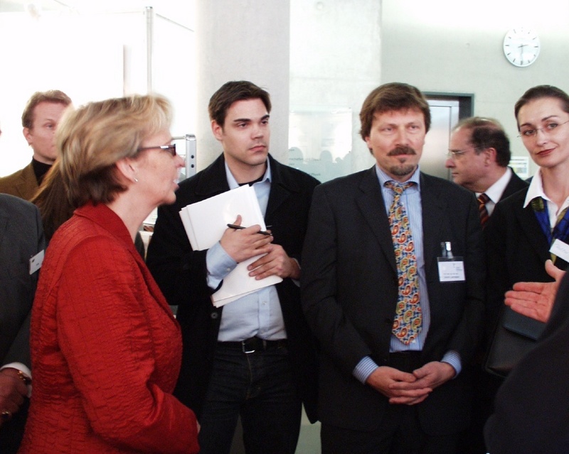 Die Funktionsweise des CI-Reglers erfuhr Wissenschaftsministerin Hannelore Kraft von Prof. Lehmann, rechts die Vertriebsleiterin der kooperierenden Firma Vollmer, Dipl.-Ing. Elke Roller