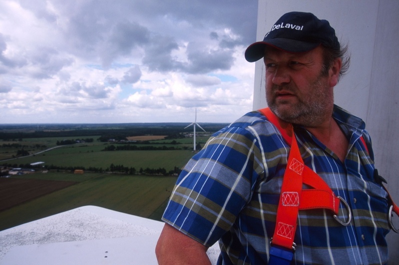 Ein Pionier in Sachen Bioschmierstoffe: Landwirt und Windmüller Nis Peter Lorenzen hat die Ökologie fest im Blick. Getriebeöle aus NR sorgen in seinem Windpark dafür, dass auch stürmische Winde reibungslos in Strom umgewandelt werden können.