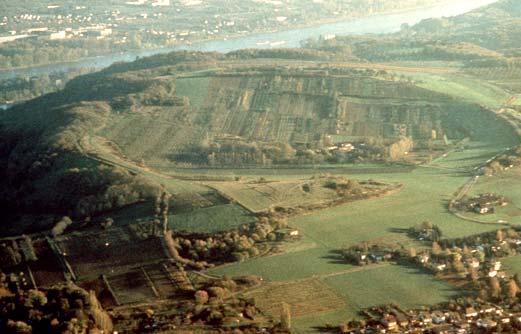 Luftbild des Rodderbergs, Blick nach Südosten, im Hintergrund der Rhein.
