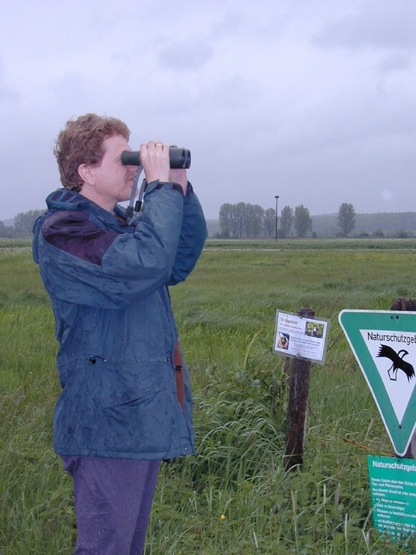 Prof. Wilfried Hausmann bei der Vogelbeobachtung im Naturschutzgebiet "Bingenheimer Ried"