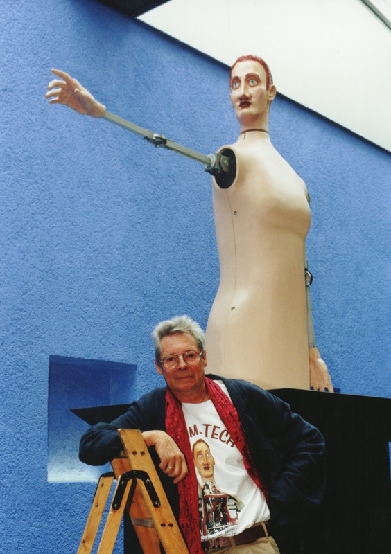 Kunst im Bau: Der Künstler Stephan von Huene und sein "Halbleiter von Chemnitz" im Zentralen Hörsaal- und Seminargebäude der Technischen Universität Chemnitz. Foto: TU Chemnitz