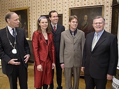 Ministerpräsident Erwin Teufel will die Rolle der Akademien künftig stärken. Prof. Peter Graf Kielmansegg verlieh den Karl-Freudenberg und Walter-Witzenmann-Preis 2004. V.l.n.r.: Graf Kielmansegg, Schwappach, Deutsch, Berges, Teufel