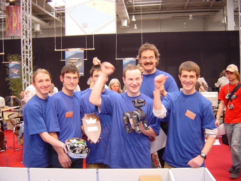 Das sind die Sieger des 1. RoboKing-Wettbewerbes 2003/2004:  Das Schülerteam der Robotik-AG des Albert-Schweitzer Gymnasiums Limbach-Oberfrohna hatte im Finale auf der Hannover Messe die Nase vorn.  Foto: TU Chemnitz