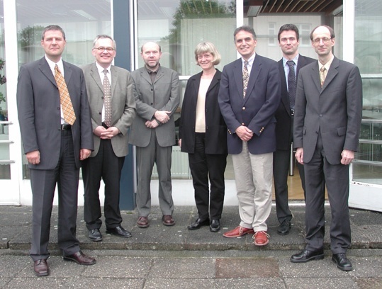 Dr. Frank Nolden (Admin. Geschäftsführer UFZ), Prof. Dr. Georg Teutsch (Wissen. Geschäftsführer UFZ), Prof. Dr. Hubert Wiggering (Direktor ZALF), Petra Lasch (PIK), Prof. Dr. Bernhard Müller (Direktor IÖR), Peter Bremer (UFZ) und Jochen Schanze (IÖR)