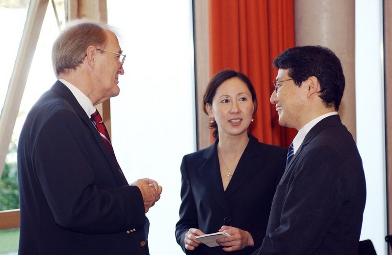 Prof. Dr. Eike Martin, Leitender Ärztlicher Direktor des Universitätsklinikums Heidelberg (links), begrüßt mit Unterstützung der Dolmetscherin den japanischen Anaesthesisten Dr. Masuda Kazoyuki / Foto: Medienzentrum Universitätsklinikum Heidelberg