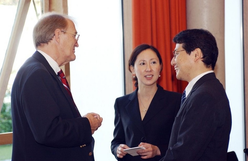 Prof. Dr. Eike Martin, Leitender Ärztlicher Direktor des Universitätsklinikums Heidelberg (links), begrüßt mit Unterstützung der Dolmetscherin den japanischen Anaesthesisten Dr. Masuda Kazoyuki / Foto: Medienzentrum Universitätsklinikum Heidelberg