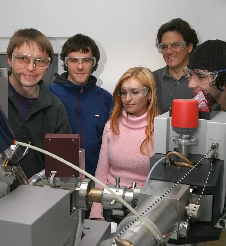 Dr. Eckhard Hofmann (vorne links) und Prof. Klaus Gerwert (2. v. r.) mit Studierenden an dem neuen Gerät