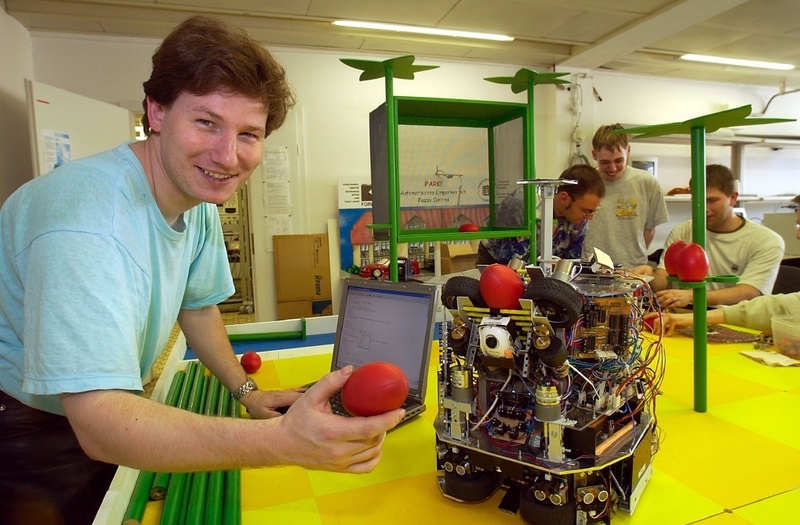 Thomas Krause (l.) präsentiert den Roboter der Chemnitzer Uni, der in Frankreich beim Rugby-Spiel die Gegner in die Schranken weisen soll. Doch bis dahin tüfteln die Studenten noch Tag und Nacht an ihrem mobilen Freund. Foto: TUC/Sven Gleisberg