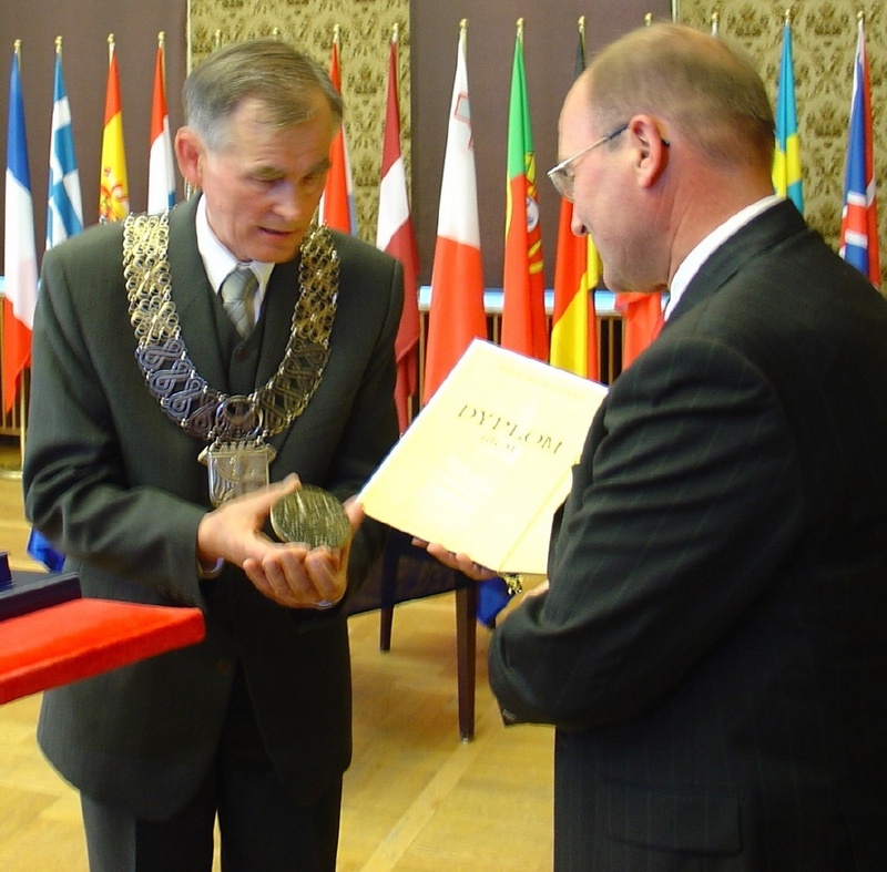 Urkunde, Stadtmedaille und Orden nahm Dr. Martin Stohrer (rechts) aus den Händen der obersten Stadtautorität von Opole entgegen, des Stadtratsvorsitzenden Dr. Ryszard Ciecierski (links)