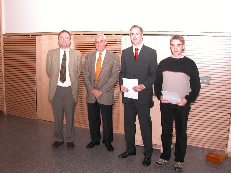 Ausgezeichnete Studenten: Steffen Dröge (2. v.r.) und Oliver Kroner (r.) freuen sich mit Prof. Dr. Franz (l.) und Jochen Loos über die Förderpreise.