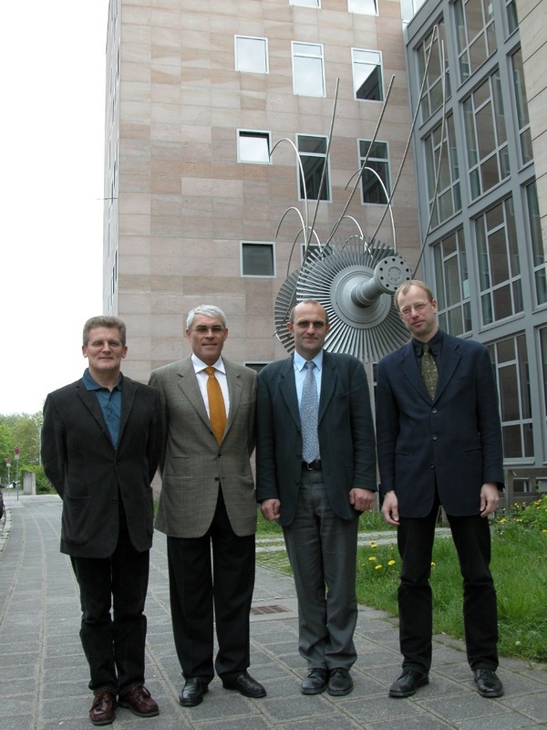 Geld für die Forschung: Prof. Dr. Wolfgang Jaumann, Jochen Loos, Prof. Dr. Michael Deichsel und Prof. Dr. Tilman Botsch  (von links).