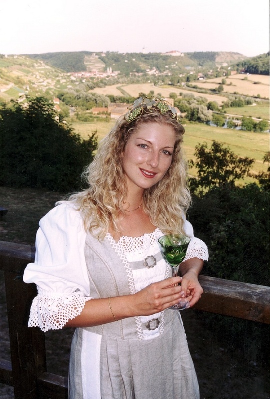 In den Weinbergen ihrer Heimat Saale-Unstrut fühlt sich Daniela Köcher wohl. Foto: Christian Kupferl