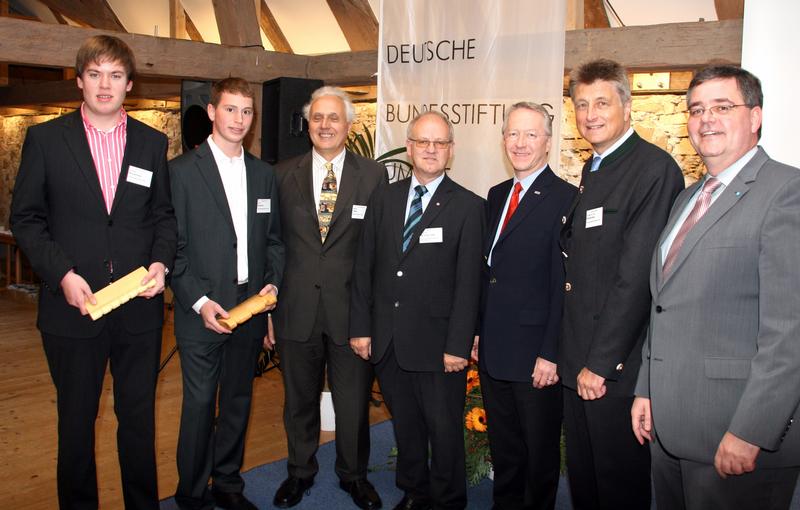 Diskutierten über die Zukunft der naturwissenschaftlich-technischen Berufe (v.l.): Christian Wassermann und Sven Krummen vom Franziskusgymnasium Lingen, Helmut Jäger, Stellvertretender Kuratoriumsvorsitzender der DBU und Geschäftsführer der Firma Solvis, Pater Karl Geißinger vom Zentrum für Umwelt und Kultur Benediktbeuern, Dr. Werner Schnappauf vom BDI, Dr. Fritz Brickwedde, DBU-Generalsekretär, Dr.-Ing. Willi Fuchs vom VDI. 