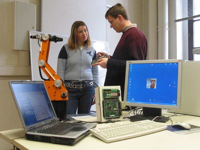 Prof. Dr. Wolfram Hardt initiierte das Projekt "Technische Informatik für Frauen". Foto: Mario Steinebach