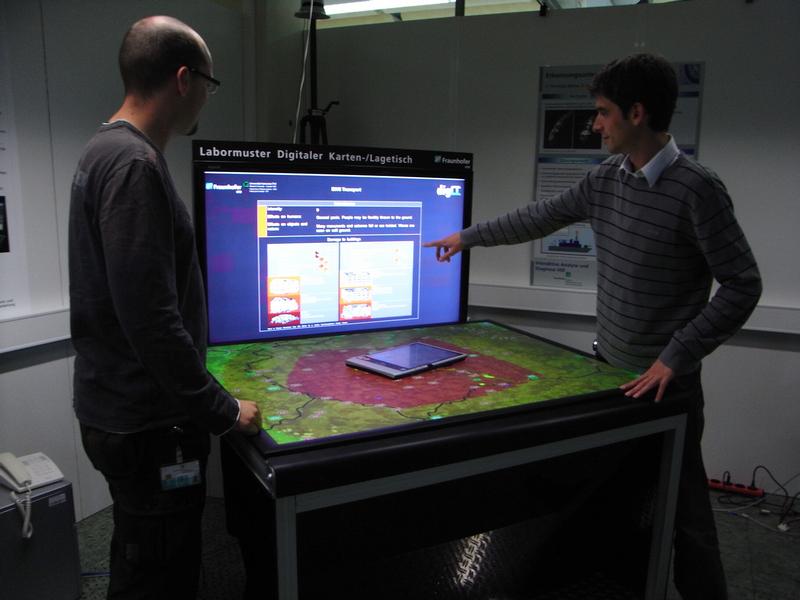 Das Bild zeigt die Visualisierung der Ergebnisse des Simulators auf dem digitalen Lagetisch, der für das Katastrophenmanagement eingesetzt werden kann.