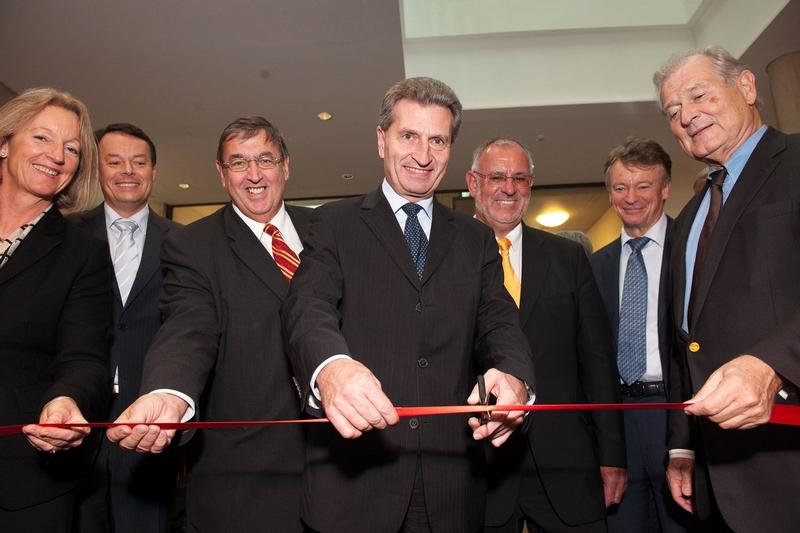 Ministerpräsident Günther Oettinger eröffnet das Heidelberger Ionenstrahl -Therapiezentrum HIT. V. li. n. re.: Irmtraut Gürkan, Kaufmännische Direktorin Universitätsklinikum Heidelberg;  Klaus Tappeser, Aufsichtsratsvor-sitzender Universitätsklinikum Heidelberg; Karl Lamers, MdB; Werner Pfisterer, MdL; Prof. Hermann Requardt, Siemens AG; Prof. J. R. Siewert, Leitender Ärztlicher Direktor Universitätsklinikum Heidelberg. 