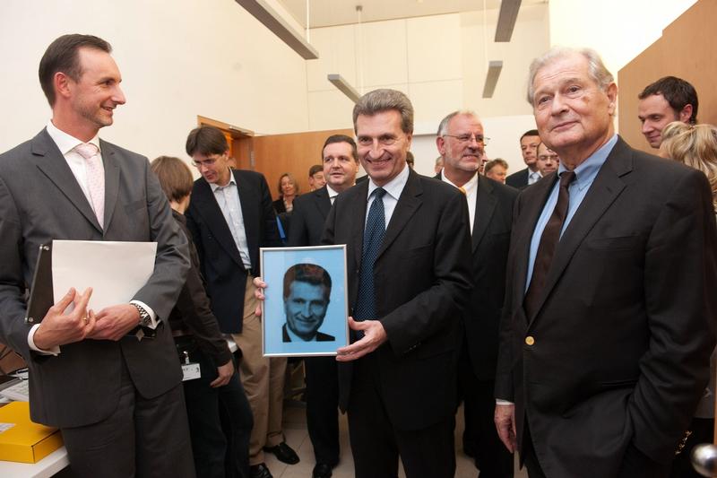 Der erste offizielle Akt im Heidelberger Ionenstrahl-Therapiezentrum HIT:  Ministerpräsident Günther Oettinger freut sich über den Ausdruck eines eingescannten und von Ionenstrahlen geschriebenen Portraits. Links: Der Ärztliche Direktor des HIT, Prof. Dr. Dr. Jürgen Debus. Rechts: Prof. Dr. J. R. Siewert, Leitender Ärztlicher Direktor des Universitätsklinikums Heidelberg. 