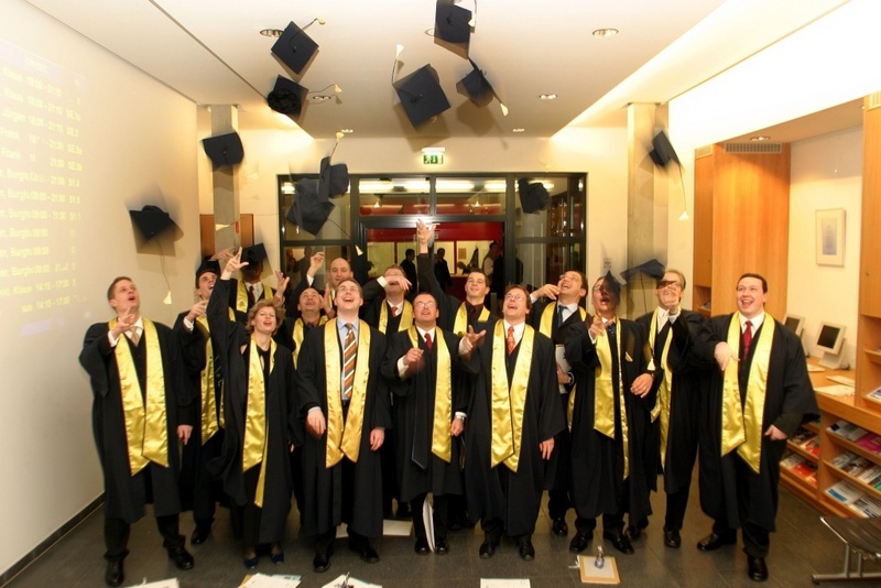 Erfolgreich: MBA-Absolventen der FOM Essen 2003