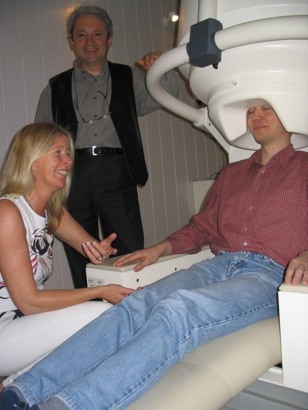 Mit dem Ganzkopf-MEG-System können Prof. Pantev (Mitte) und sein Team die Magnetfeldverteilung der gesamten Gehirnoberfläche in hoher Auflösung erfassen.