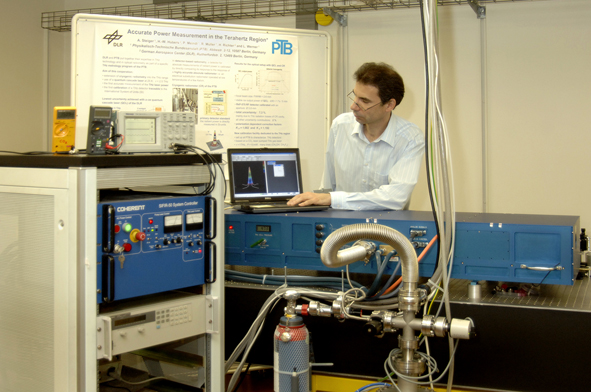 Andreas Steiger, Leiter der PTB-Arbeitsgruppe "Terahertzradiometrie", überprüft das Strahlprofil des Coherent-SIFIR-50-Lasers, der in der neuen THz-Kalibriereinrichtung der PTB betrieben wird. (Das Foto kann als druckfähige Datei im Internet unter http://www.ptb.de/de/aktuelles/archiv/presseinfos/pi2009/pitext/pi091105.html heruntergeladen werden.)