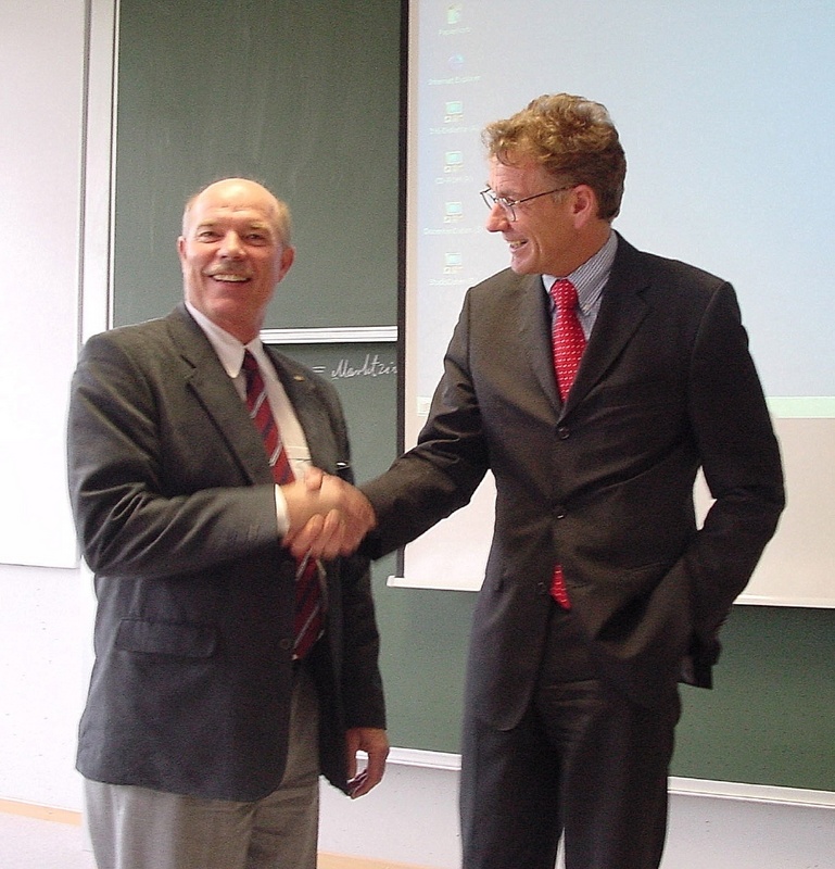Besiegeln die Zusammenarbeit auch mit einem herzlichen  Handschlag: Prof. Dr. Ulrich Fröhlich (links) von der Pfeiffer University und Prof. Dr. Jürgen Bock, Dekan des Fachbereichs Wirtschaft der FH Bochum.